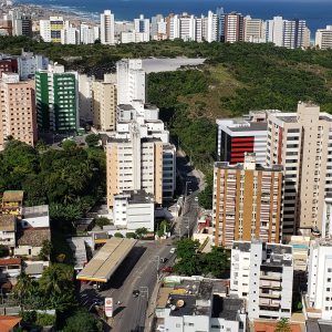 Acesso – Rua Dr. Augusto Lopes Pontes ( Bairro Boca do Rio / Antigo Centro de Convenções)