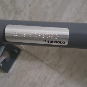 Placa em braile – Corrimão das escadas